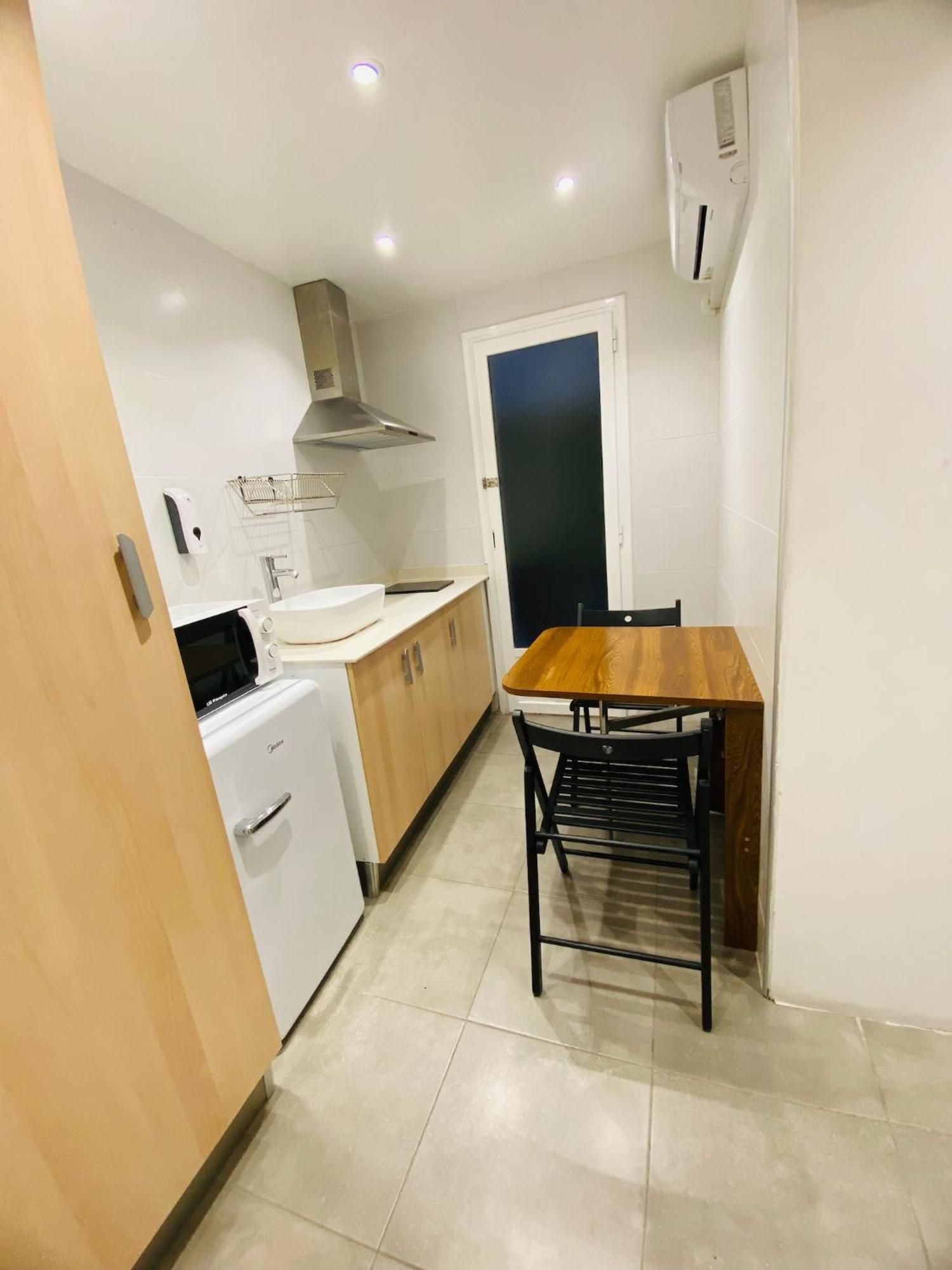 Apartamentos Con Bano Privado Frente Al Metro L5 Barcelona-Hospitalet L'Hospitalet de Llobregat Kültér fotó
